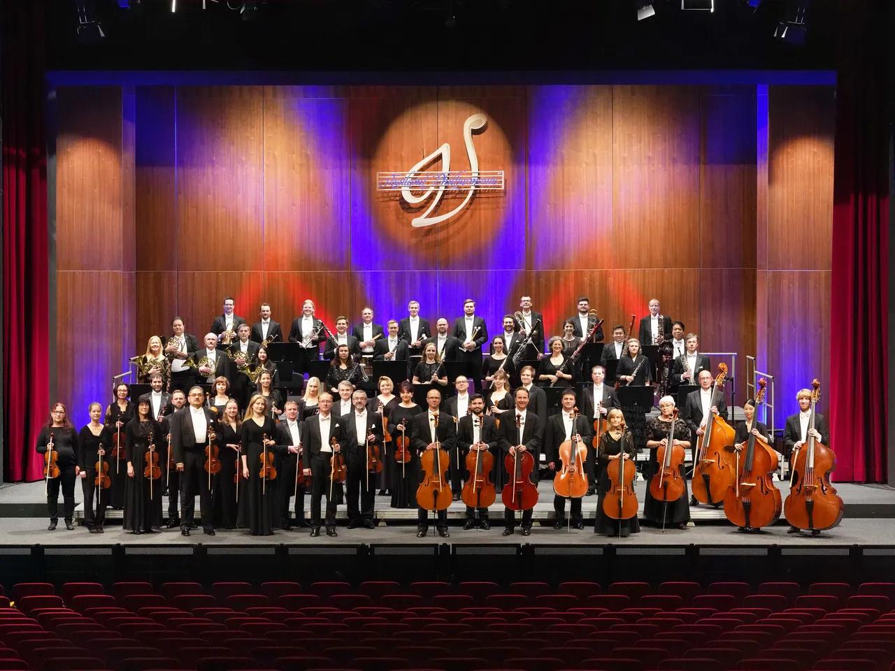 Vogtland Philharmonie 2024-2025 in der Vogtlandhalle (Foto Michael Pauser & Matthias Pohle) klassisch mit Logos (1)